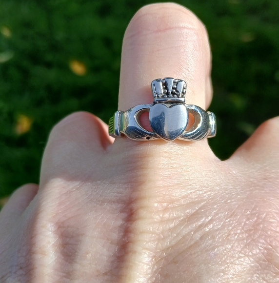 New Men's Silver Claddagh Ring. - Picture 5 of 11